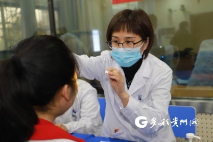 2歲娃看電視變近視眼，專家疾呼 嬰幼兒應遠離屏幕，從源頭守護明亮雙眼